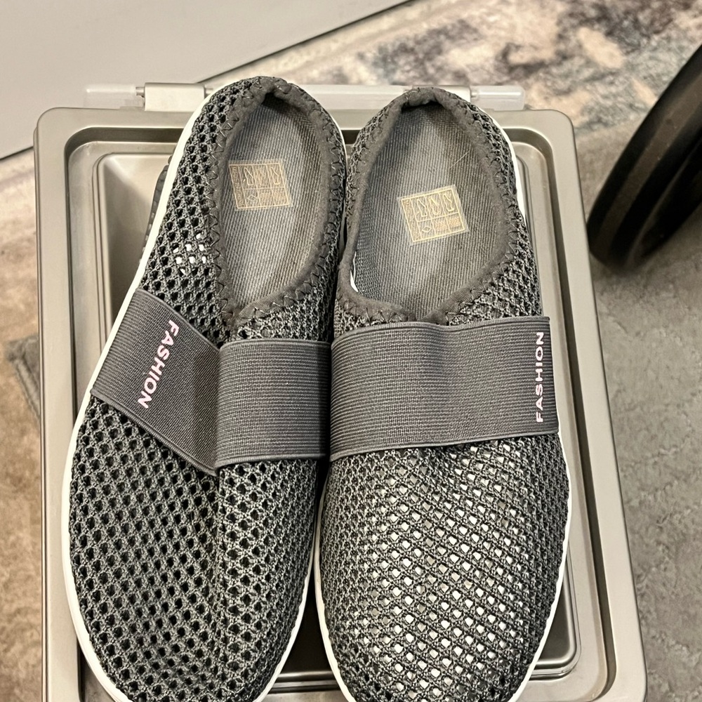 𝓖𝓻𝓪𝔂 𝓦𝓸𝓶𝓮𝓷'𝓢 𝓼𝓛𝓲𝓹-𝓞𝓷 𝓜𝓾𝓛𝓮𝓢